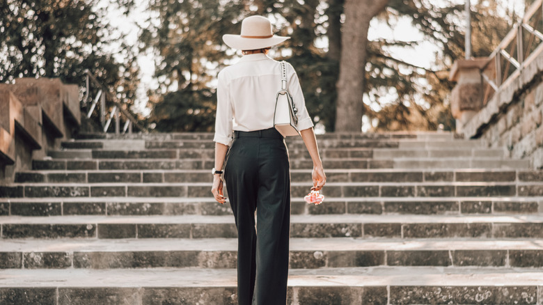 Femme explorant Florence en solo