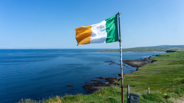 Un drapeau irlandais sur les falaises de Moher