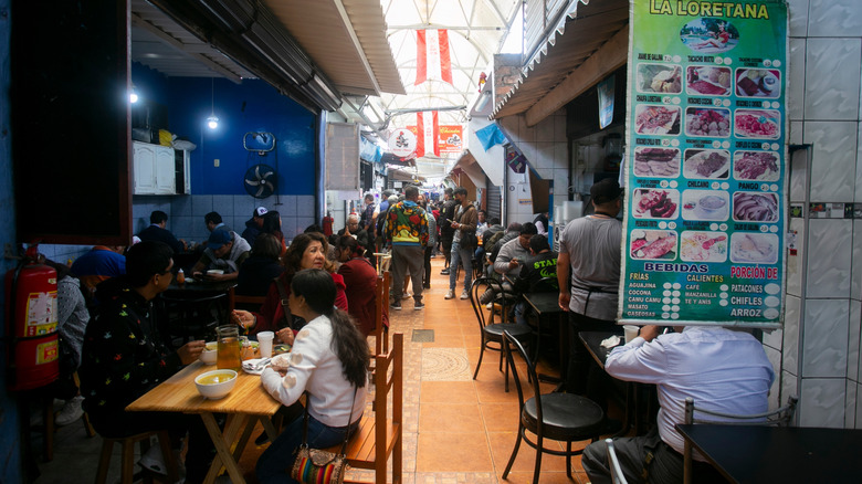 Restaurants et stands de nourriture au Mercado 1 de Surquillo
