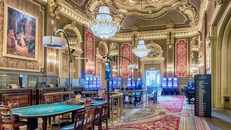 Salle de jeux opulente avec plafonds dorés et lustres en cristal dans le Casino de Monte Carlo