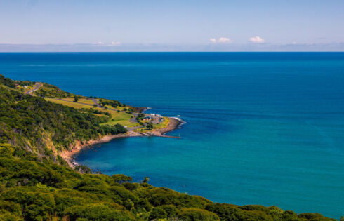 Ce paradis des surfeurs est un joyau néo-zélandais avec des vagues de classe mondiale, des cascades luxuriantes et des sentiers panoramiques