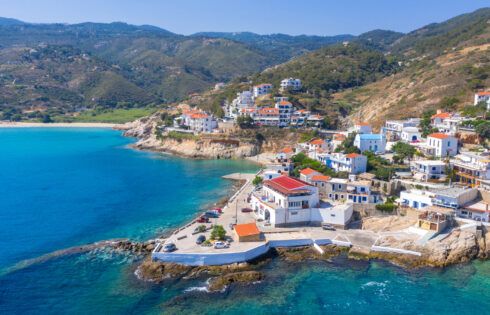 L'une des îles les plus sous-estimées de Grèce est une escapade immaculée avec des plages, des villages intemporels et une vie lente