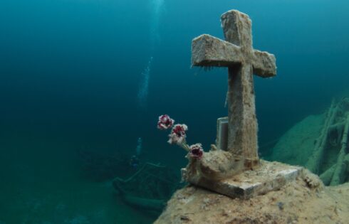 Les lacs bleu caraïbe des Alpes autrichiennes sont une Mecque de plongée surréaliste avec des paysages sous-marins uniques