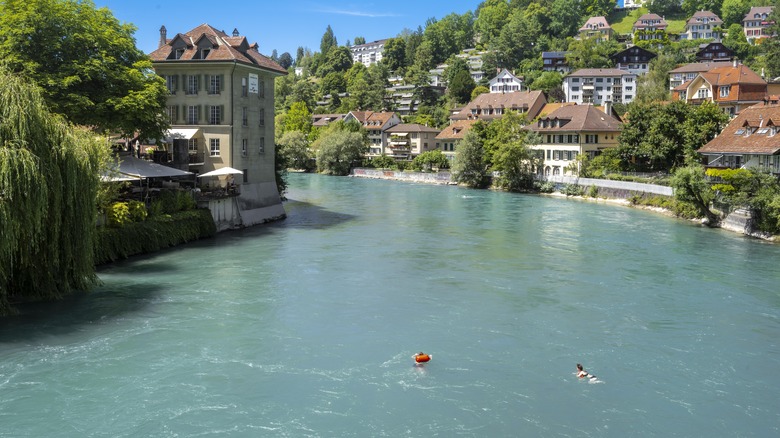 nageur et tubercule dans une rivière suisse qui traverse la ville