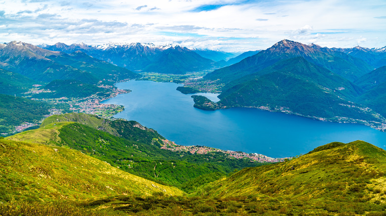 vue sur le lac de Côme et les montagnes environnantes