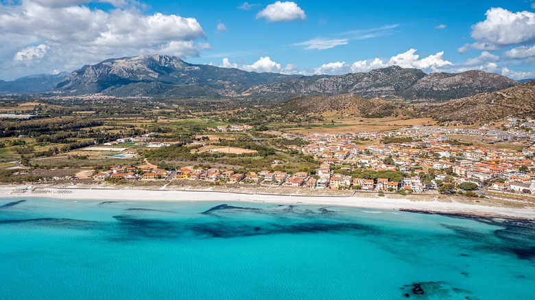 Vue aérienne de la plage de La Caletta avec les montagnes en toile de fond