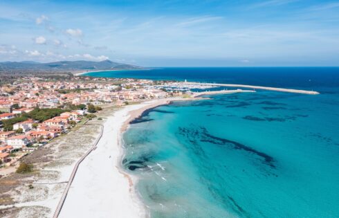 Cette ville balnéaire pittoresque de Sardaigne est une destination tranquille avec des vues méditerranéennes immaculées et une cuisine locale