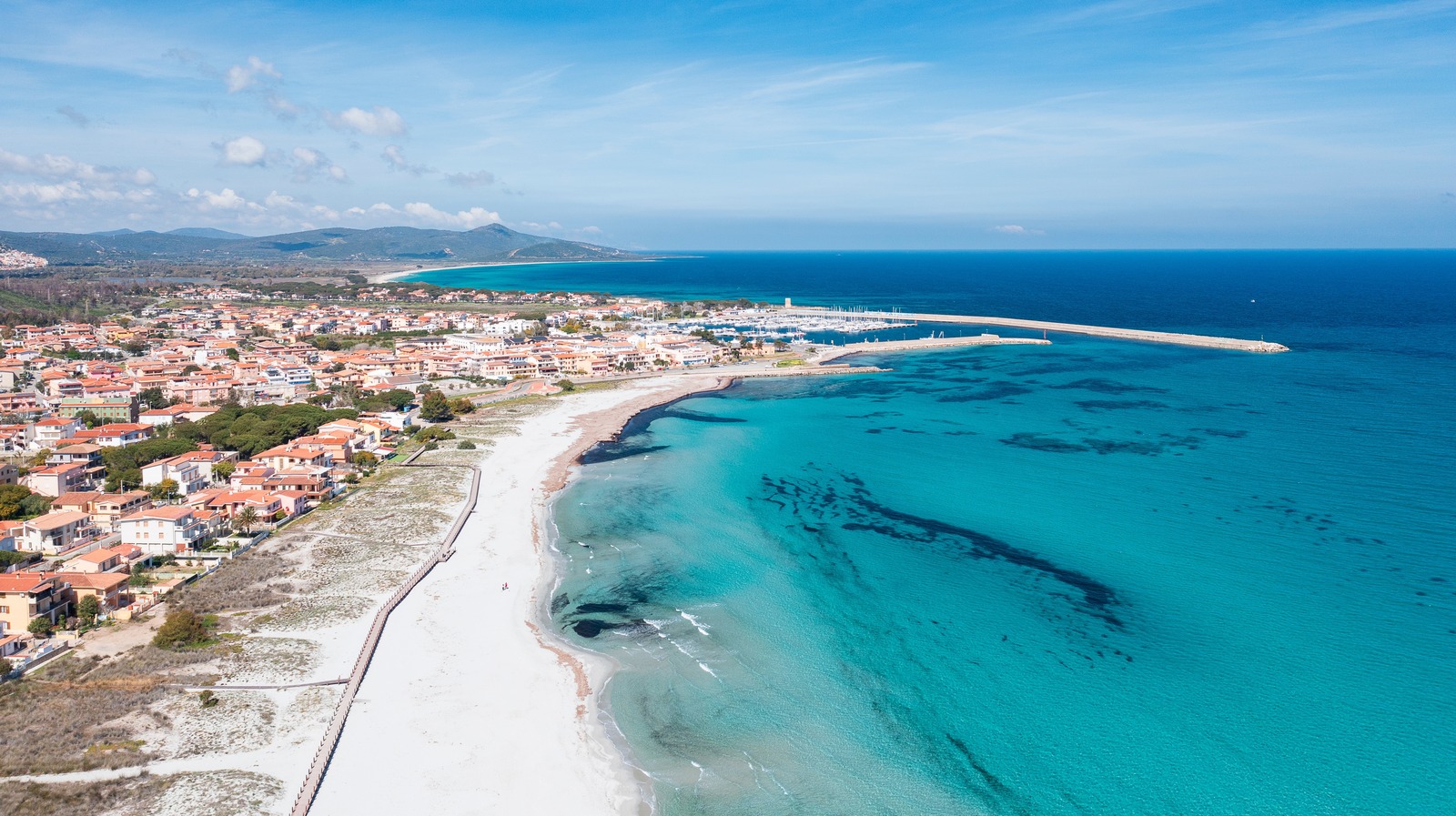 Cette ville balnéaire pittoresque de Sardaigne est une destination tranquille avec des vues méditerranéennes immaculées et une cuisine locale