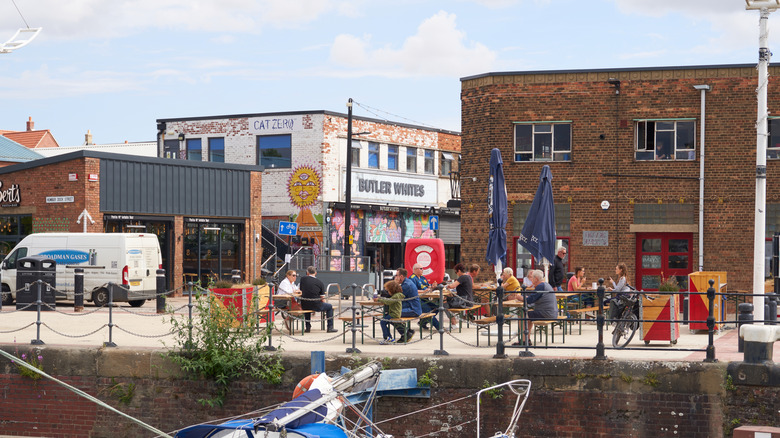 Les gens dînent dans un restaurant au bord de l’eau à Hull