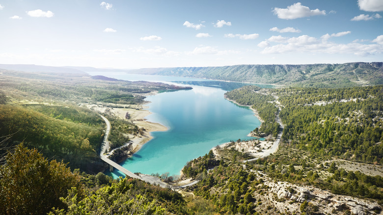 Vue sur la colline du lac Sainte-Croix