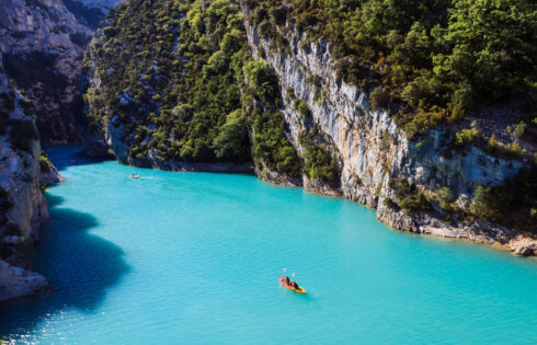 L'un des meilleurs lacs de loisirs d'Europe possède des eaux turquoise et cache une vue sur le « Grand Canyon d'Europe »