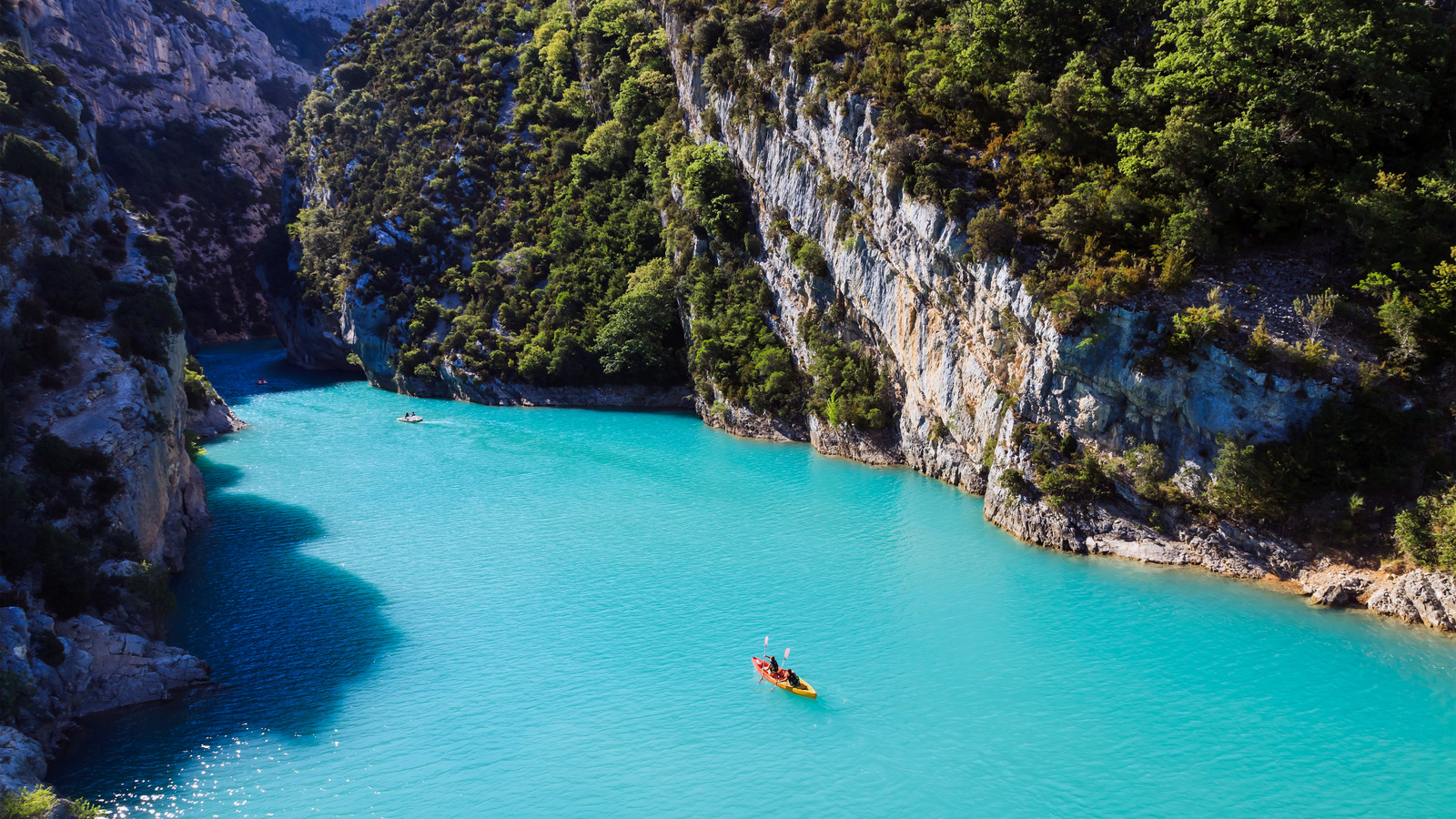L'un des meilleurs lacs de loisirs d'Europe possède des eaux turquoise et cache une vue sur le « Grand Canyon d'Europe »