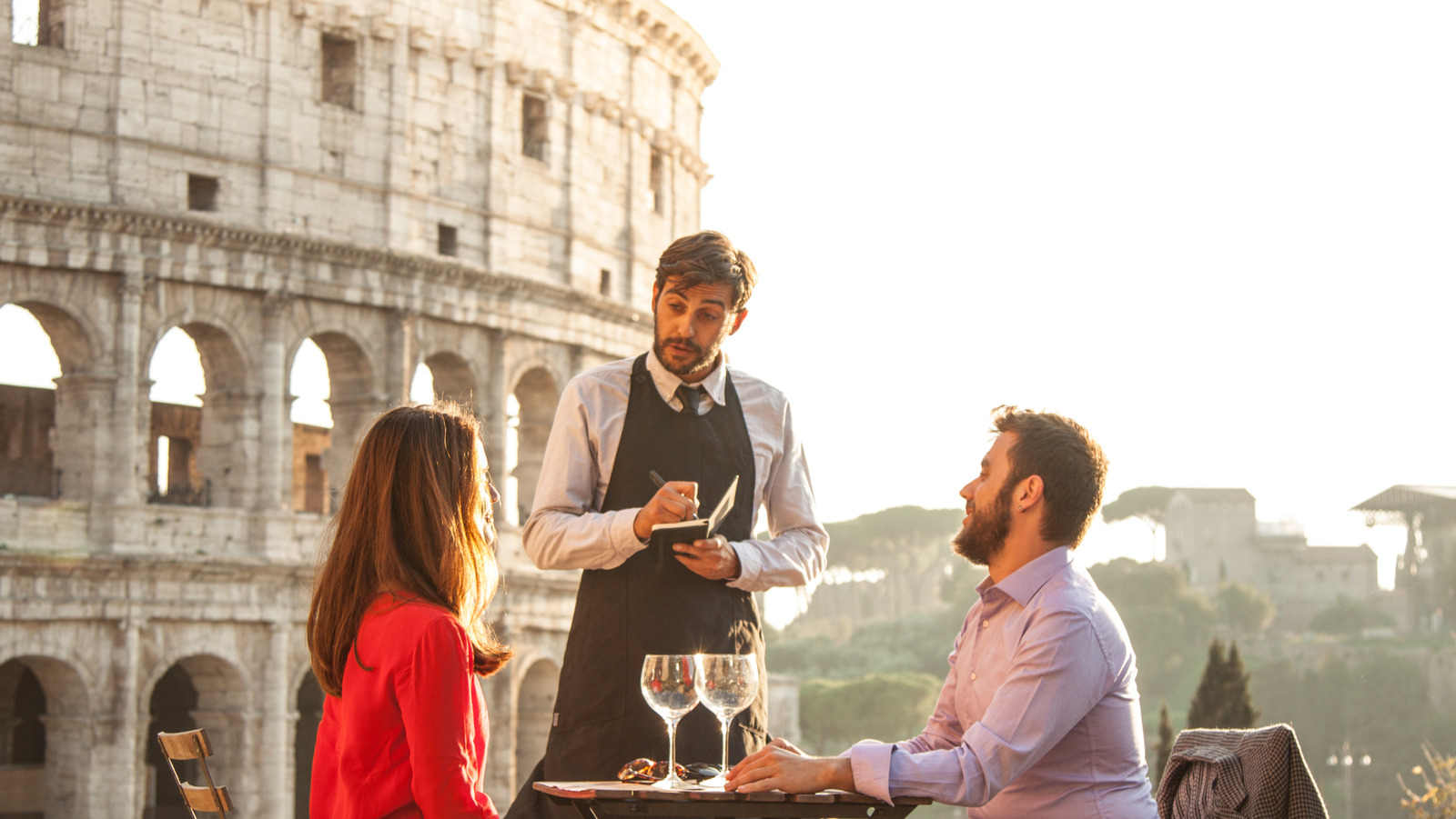 Pourquoi les touristes ne devraient jamais essayer de commander des plats de style oliveraie pendant leur séjour en Italie
