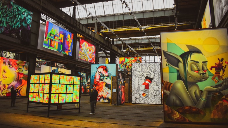 Grandes peintures murales colorées du musée STRAAT