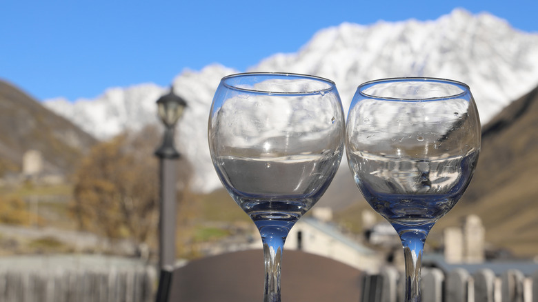 Verres à vin avec la montagne Shkhara en arrière-plan
