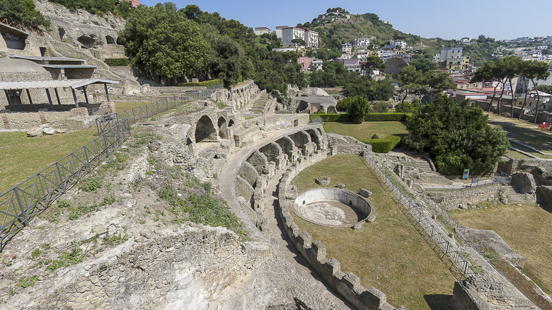 un site archéologique romain près de la mer