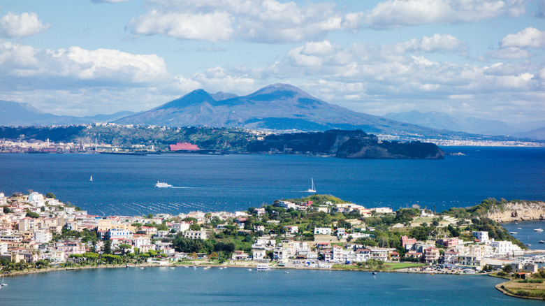 Une large vue sur la baie de Bacoli
