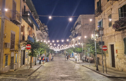 À moins d'une heure de Naples se trouve une ville côtière italienne avec une vue imprenable sur la mer et un charme historique