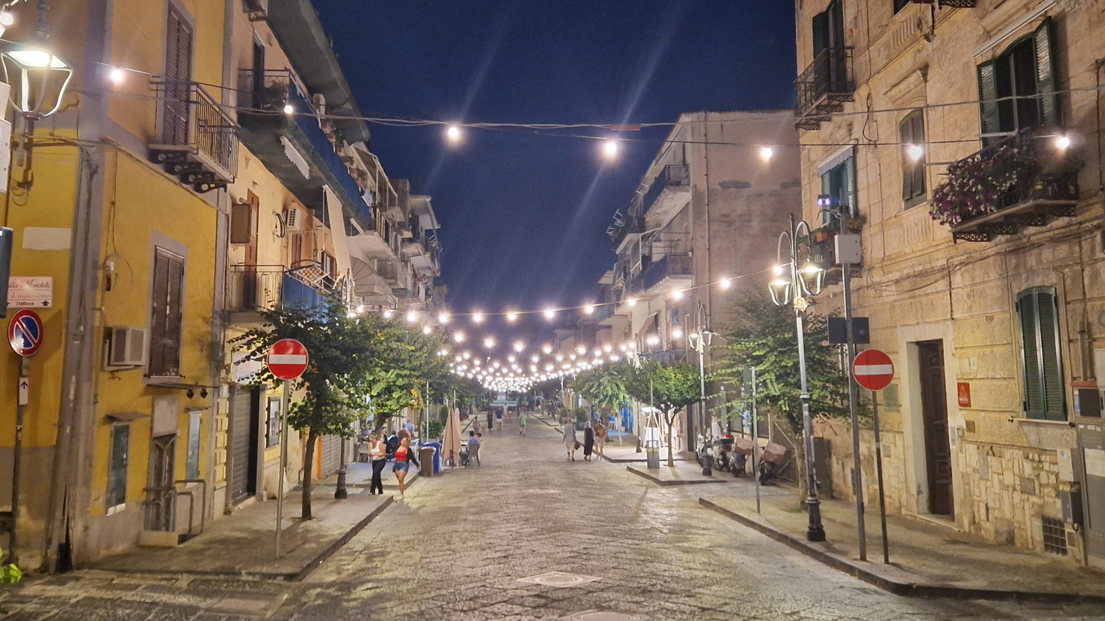 À moins d'une heure de Naples se trouve une ville côtière italienne avec une vue imprenable sur la mer et un charme historique