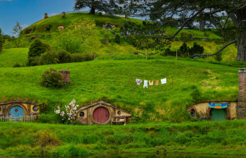 Ce coin de Nouvelle-Zélande rempli de fantaisie est une évasion digne d'un livre de contes avec des trous de Hobbit et des cascades pittoresques