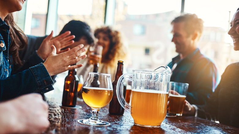 Amis dégustant une bière autour d’une table