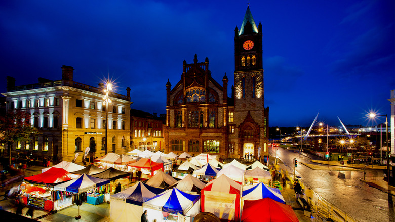 Les étals du marché d'Halloween de Derry en Irlande, situés à l'extérieur d'une église historique dans le centre-ville