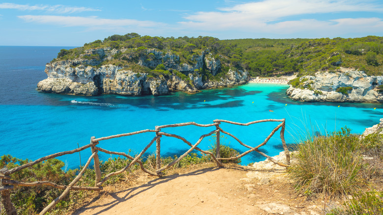 Vue depuis une passerelle sablonneuse sur une falaise surplombant la crique de Cala Macarelleta au Portugal