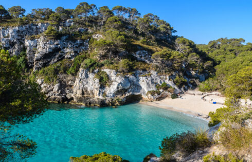 L'une des plages les plus rêvées de la Méditerranée est la crique ensoleillée d'Espagne avec ses eaux turquoise et son sable doré.