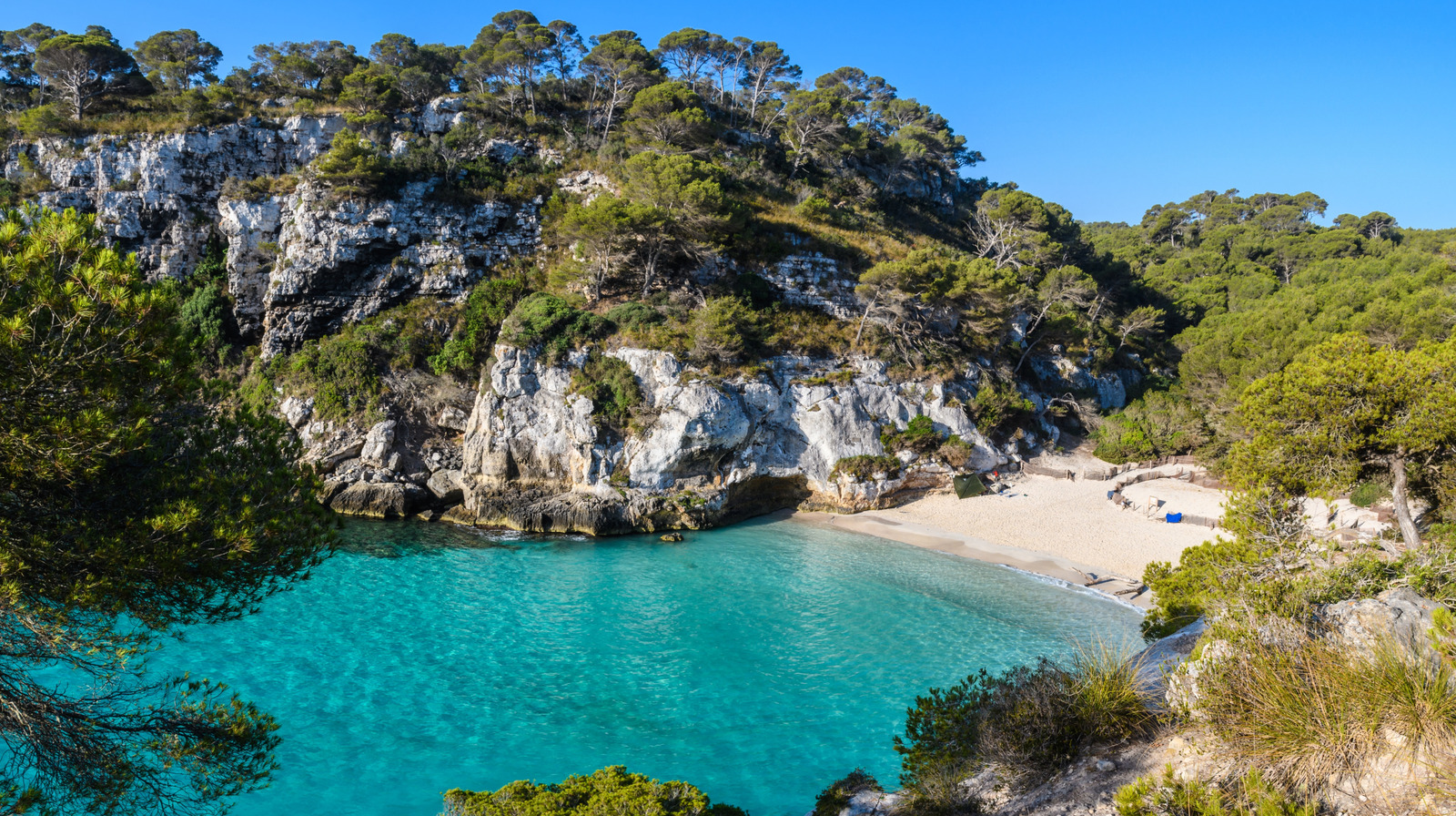 L'une des plages les plus rêvées de la Méditerranée est la crique ensoleillée d'Espagne avec ses eaux turquoise et son sable doré.