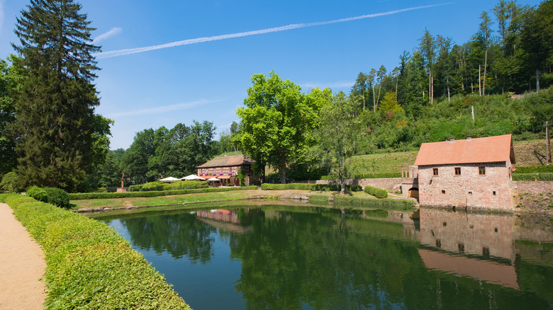 Le café et le moulin du château de Mespelbrunn, près des douves