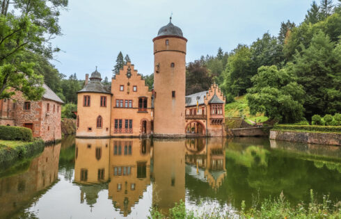Le château de conte de fées allemand niché sur un fossé est l'un des joyaux de la Renaissance les mieux préservés d'Europe