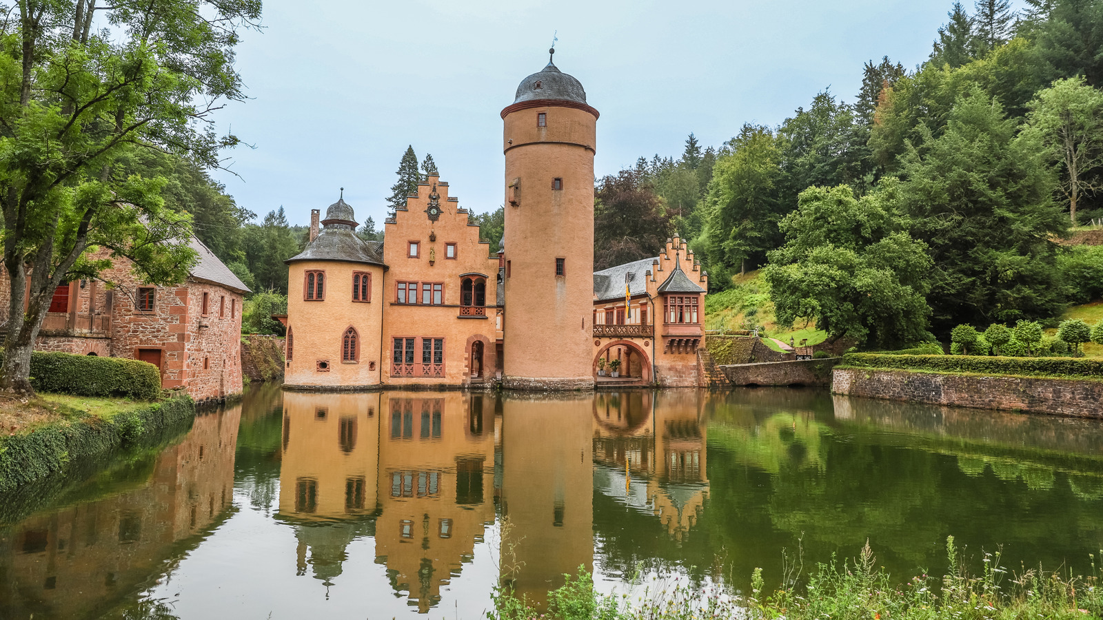 Le château de conte de fées allemand niché sur un fossé est l'un des joyaux de la Renaissance les mieux préservés d'Europe