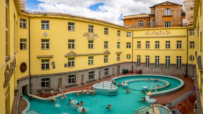 Piscine thermale dans la cour extérieure des bains Lukas Budapest