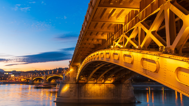 Pont Marguerite à Budapest au crépuscule