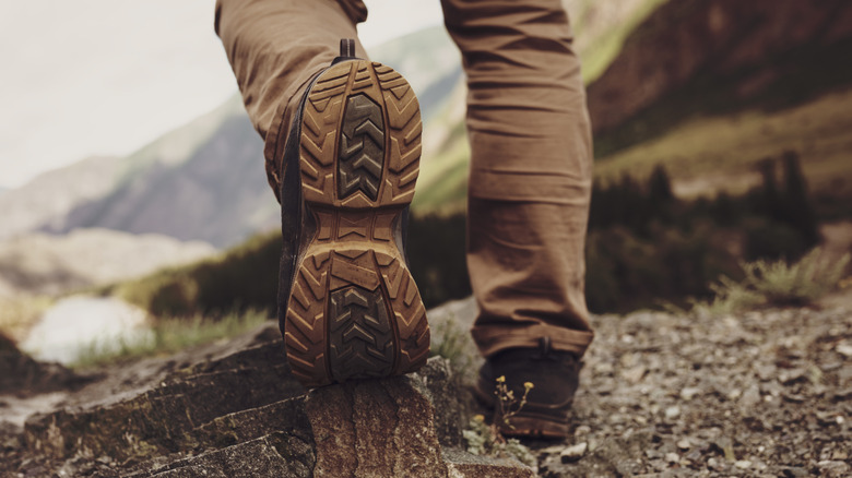 Close-up de chaussures de randonnée avec vue panoramique en arrière-plan