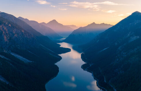 Cette randonnée alpine pittoresque au sud de Munich mène à un lac caché avec une vue imprenable sur les montagnes
