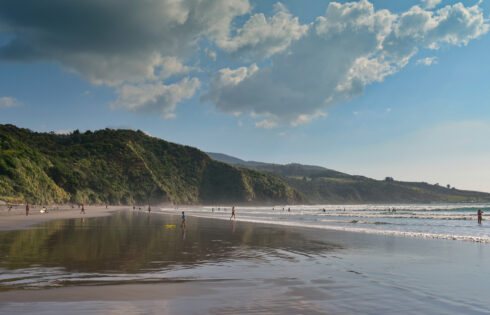 Cette ville de surf décontractée est un joyau néo-zélandais avec des plages de sable noir et des vagues de classe mondiale