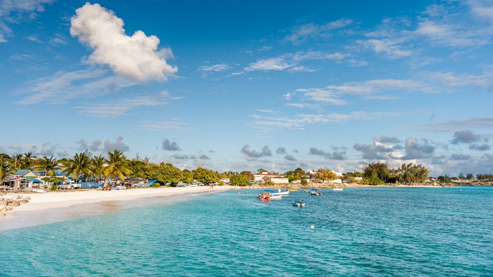 Cette destination sûre des Caraïbes, avec ses plages de sable fin et ses délicieux plats locaux, est la plus petite ville de la Barbade