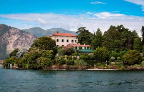Située dans un magnifique lac italien, cette île tranquille regorge de jardins tropicaux et d'un musée.