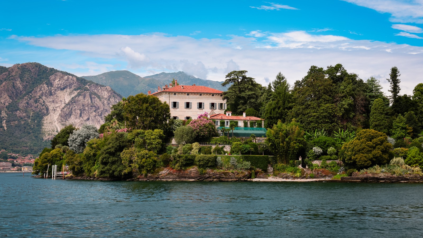 Située dans un magnifique lac italien, cette île tranquille regorge de jardins tropicaux et d'un musée.