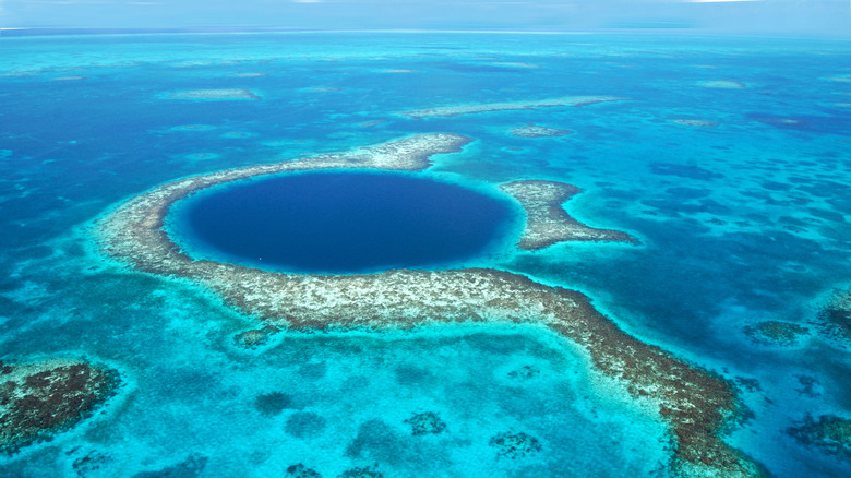 Le Blue Hole de la barrière de corail du Belize avec ses eaux bleu foncé.