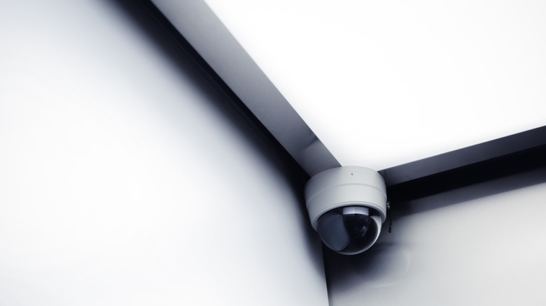 Une caméra de surveillance CCTV montée dans un coin de plafond minimaliste