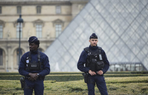 Ce que le braquage audacieux du Louvre à Paris signifie pour la sécurité des touristes dans les musées