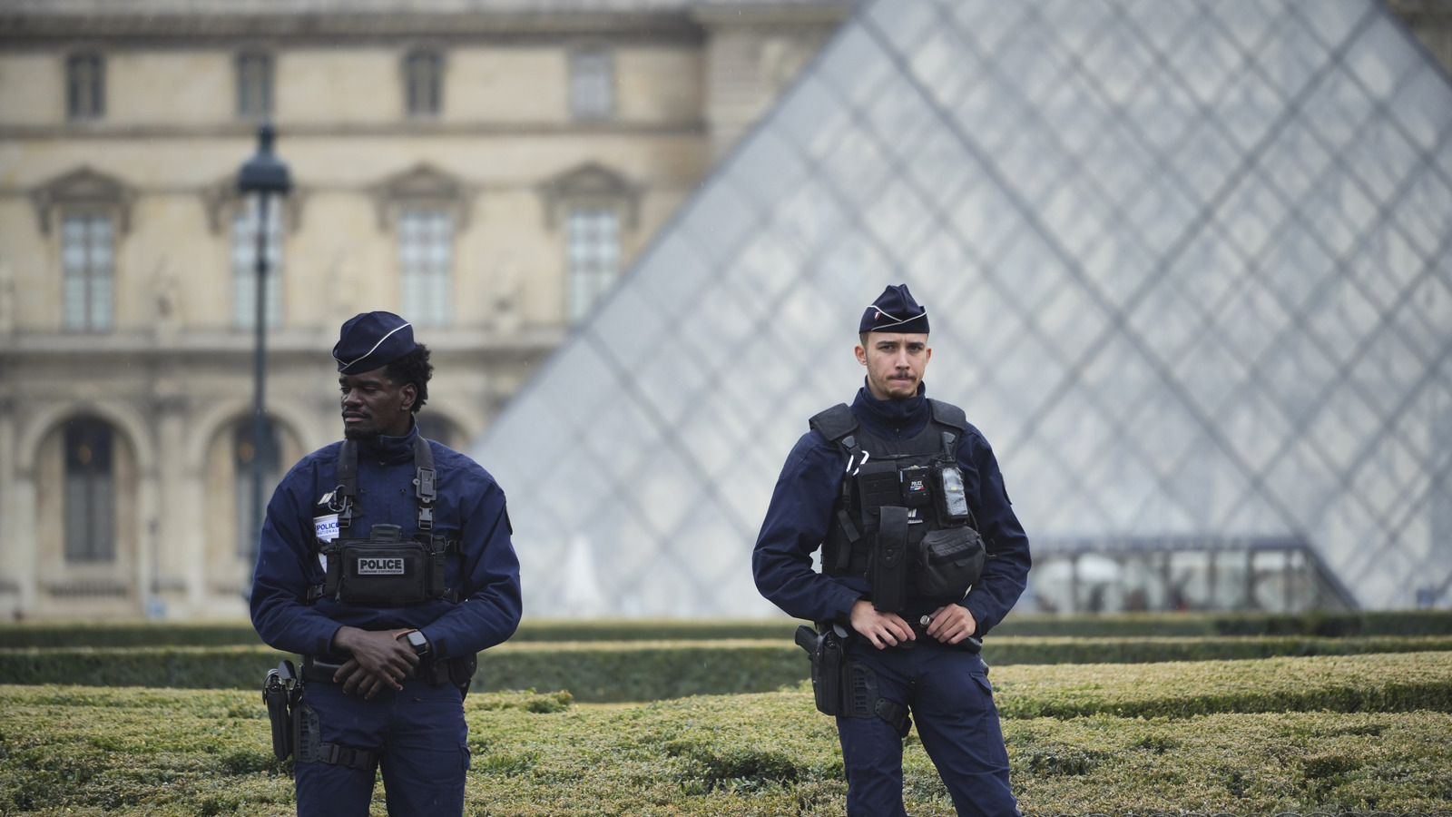 Ce que le braquage audacieux du Louvre à Paris signifie pour la sécurité des touristes dans les musées