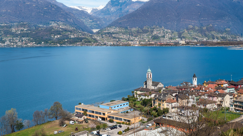 La ville de Gambarogno surplombant le lac Majeur