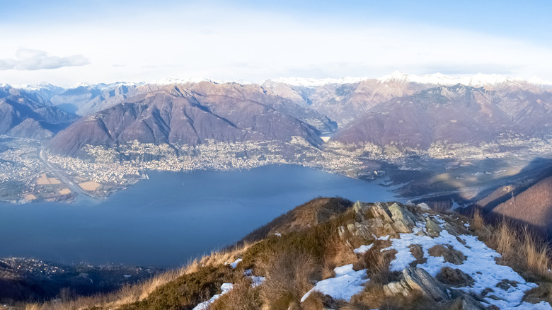 Une vue aérienne du lac Majeur depuis le Monte Gambarogno