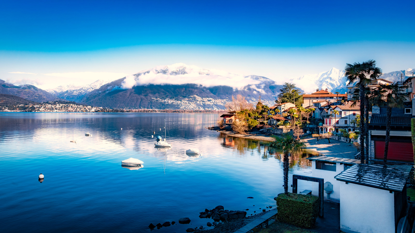 Le paradis isolé au bord d'un lac de Suisse offre de charmants villages, des jardins subtropicaux et des sentiers sans fin