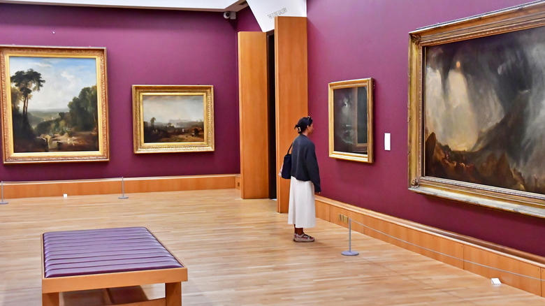 Femme debout devant une peinture à la Tate Britain