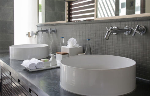 L'étonnant essentiel de la salle de bain qui manque dans la plupart des chambres d'hôtel en Europe