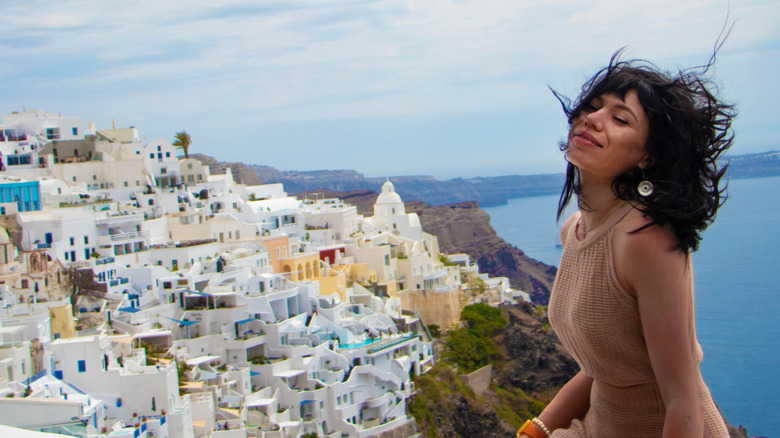 Vues sur la mer depuis les falaises de Santorin